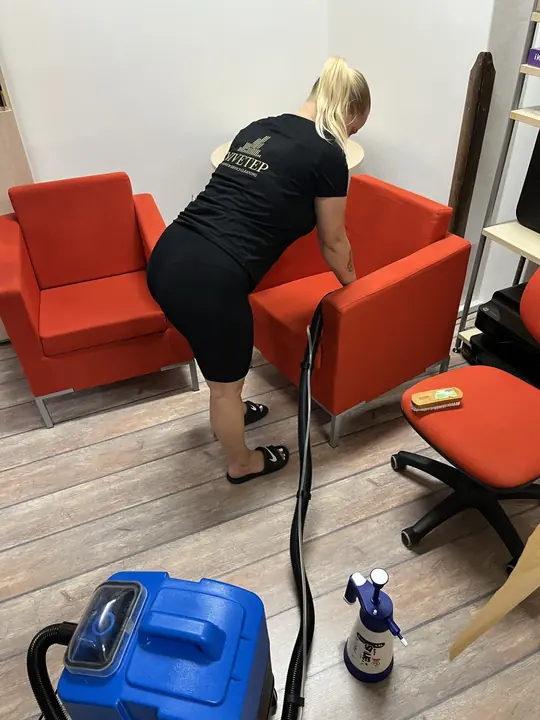 Tepovanie čalúneného kresla