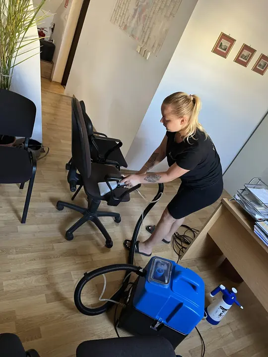 Tepovanie koberca pod pracovným stolom